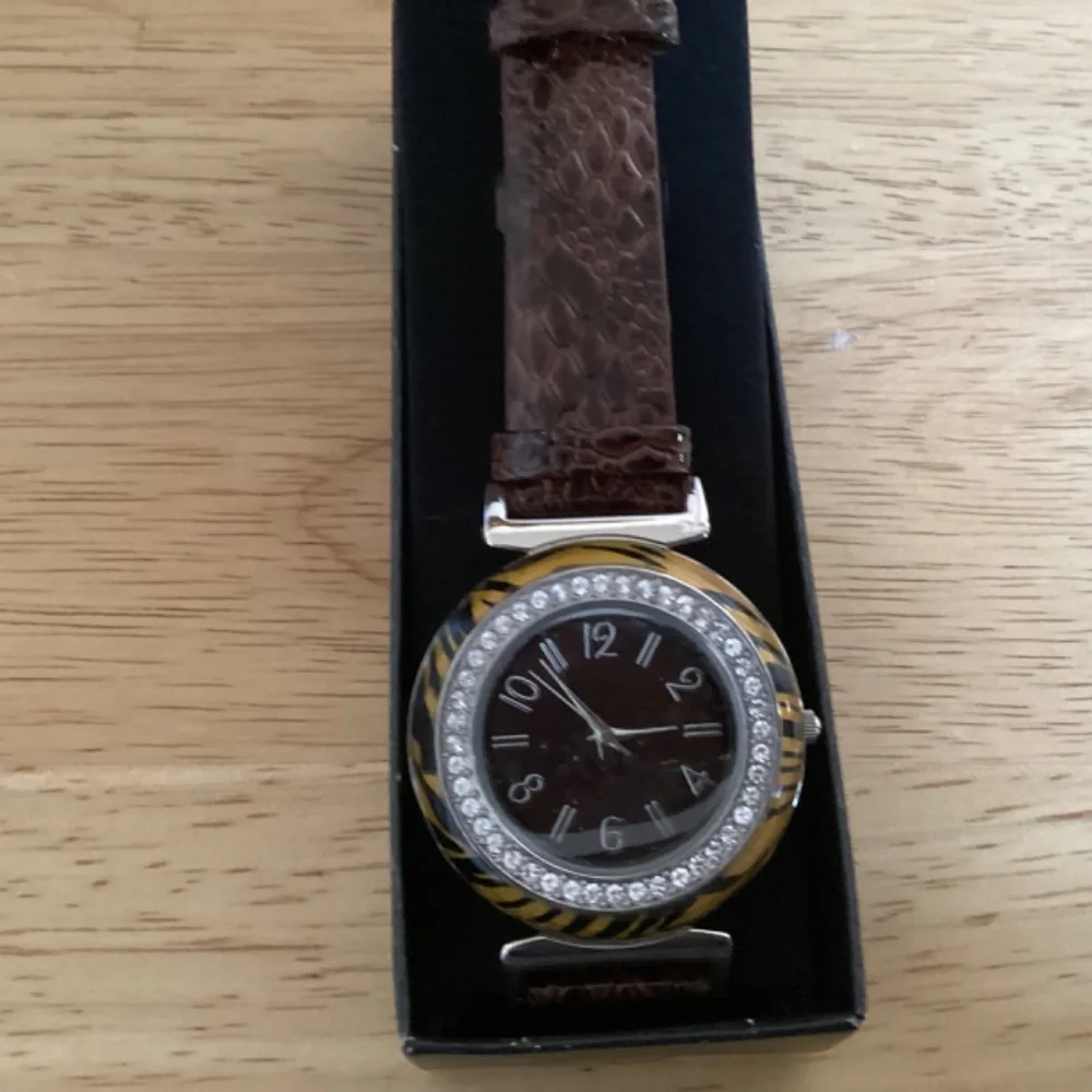 Avon Animal Magnetism Women’s Watch (tiger) with Brown Leather Band/Strap